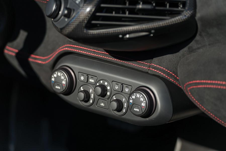 Детали интерьера Ferrari 458 Speciale A 2014 года  (NA) (фото 19 из 34)